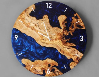 Maßgeschneiderte Wanduhr aus Olivenholz & Epoxidharz