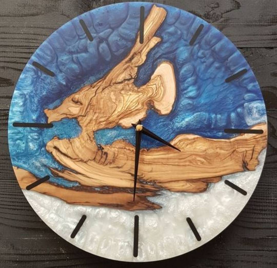 Maßgeschneiderte Wanduhr aus Olivenholz & Epoxidharz